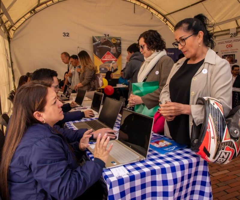Imagen relacionada con una mujer en la inscripción de una feria de empleo