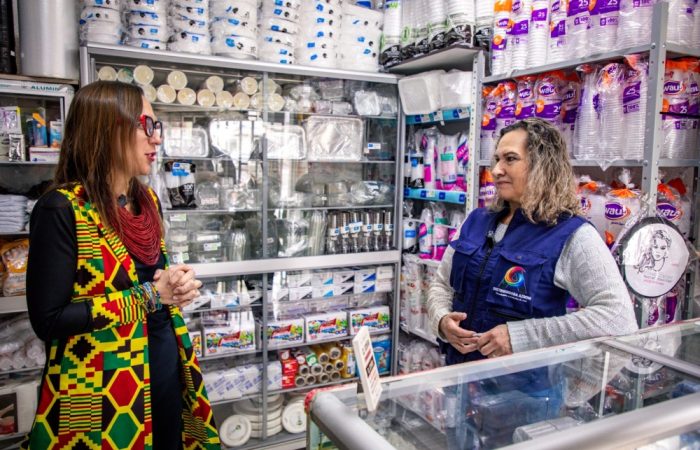 Imagen relacionada con una visita de la secretaria a un negocio local de Bogotá