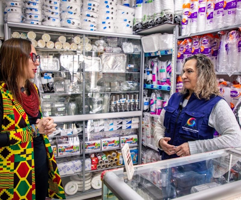 Imagen relacionada con una visita de la secretaria a un negocio local de Bogotá