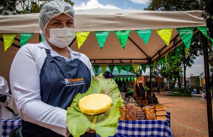 Imagen relacionada con una mujer campesina que presenta su producto