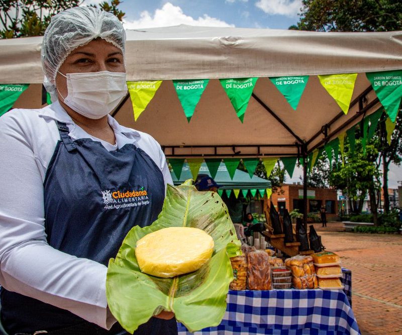 Imagen relacionada con una mujer campesina que presenta su producto