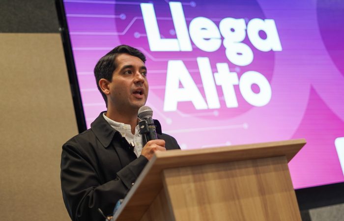 Imagen relacionada con el director de la Agencia Atenea en la presentación de el nuevo programa “Campus 2600: Generación Llega Alto”