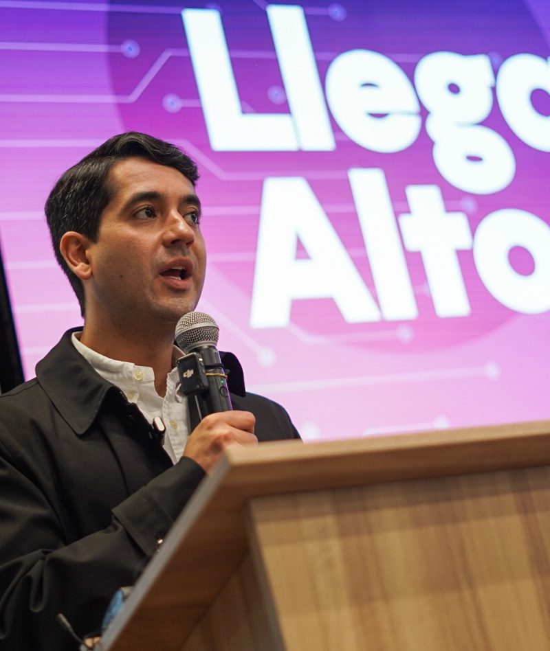 Imagen relacionada con el director de la Agencia Atenea en la presentación de el nuevo programa “Campus 2600: Generación Llega Alto”