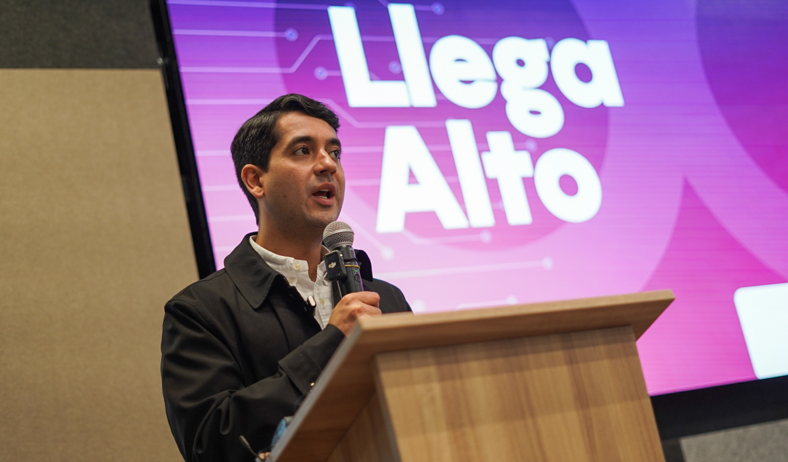 Imagen relacionada con el director de la Agencia Atenea en la presentación de el nuevo programa “Campus 2600: Generación Llega Alto”