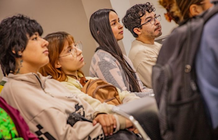 Imagen relacionada con un grupo de jóvenes que recibe una charla informativa