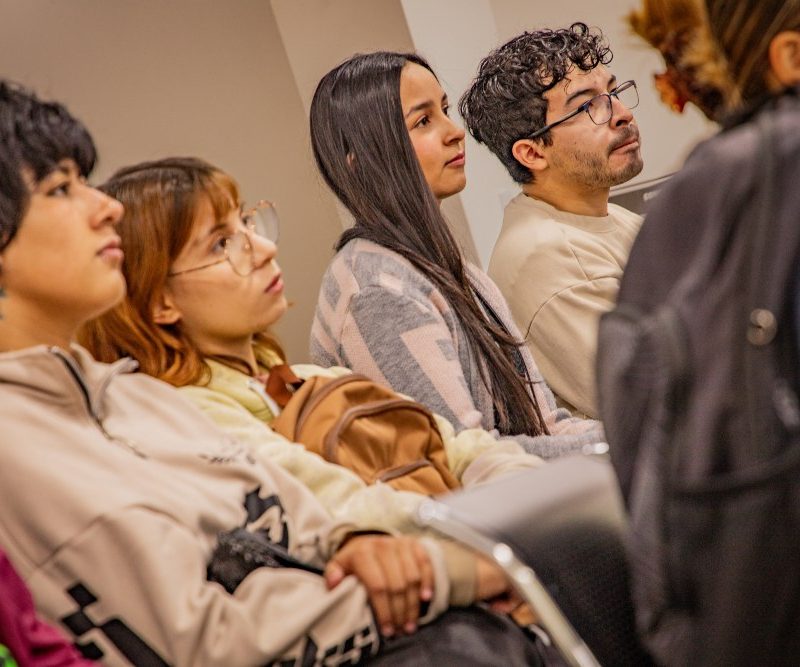 Imagen relacionada con un grupo de jóvenes que recibe una charla informativa