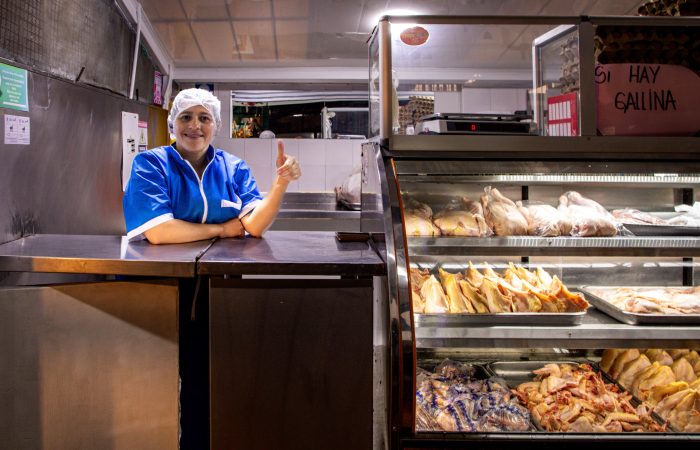 Imagen relacionada con una tendera en su puesto de trabajo