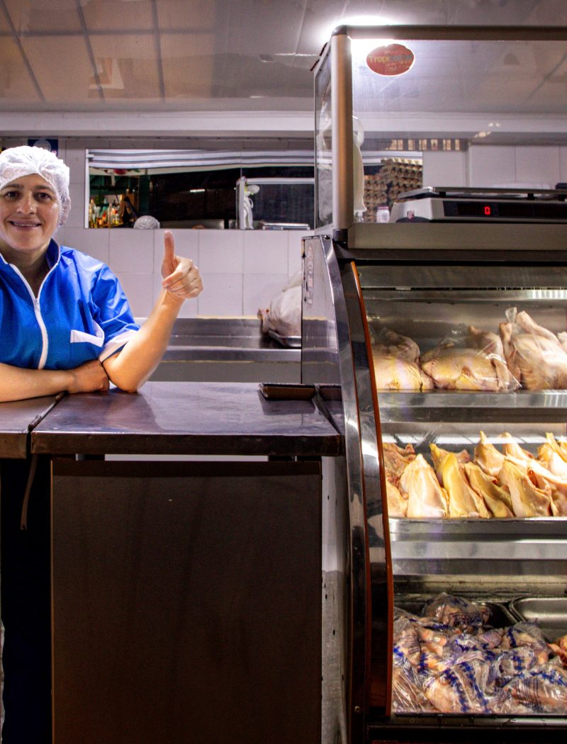 Imagen relacionada con una tendera en su puesto de trabajo