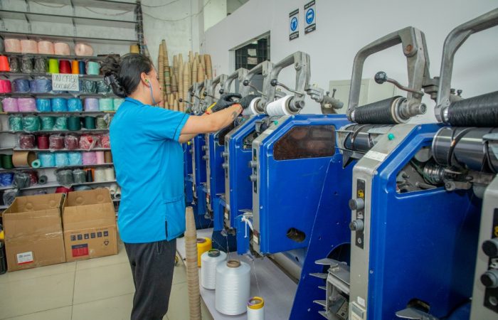 Imagen relacionada con una mujer que trabaja en una empresa de manufactura (confección)