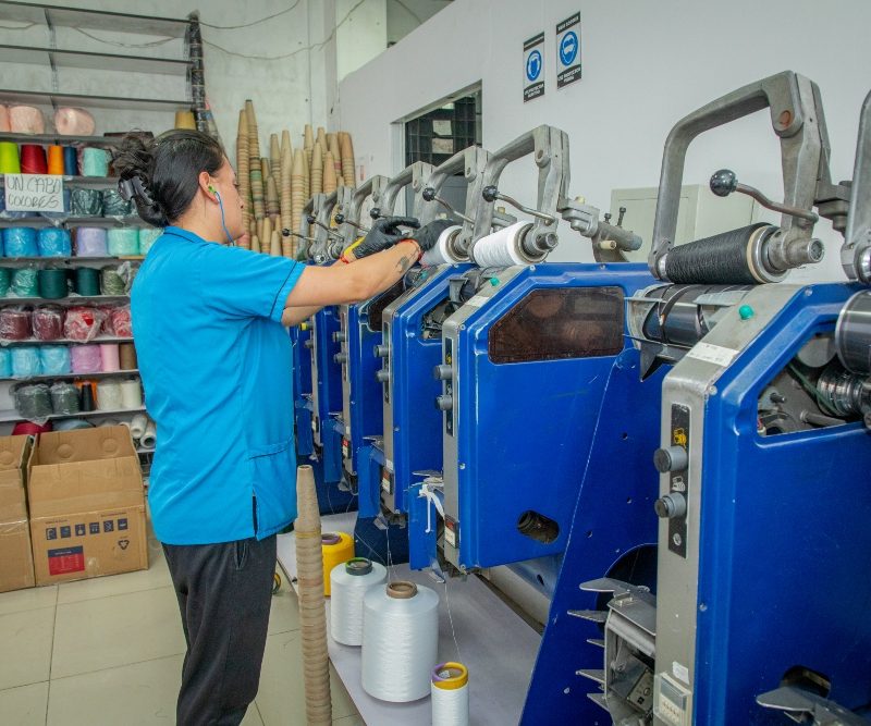 Imagen relacionada con una mujer que trabaja en una empresa de manufactura (confección)