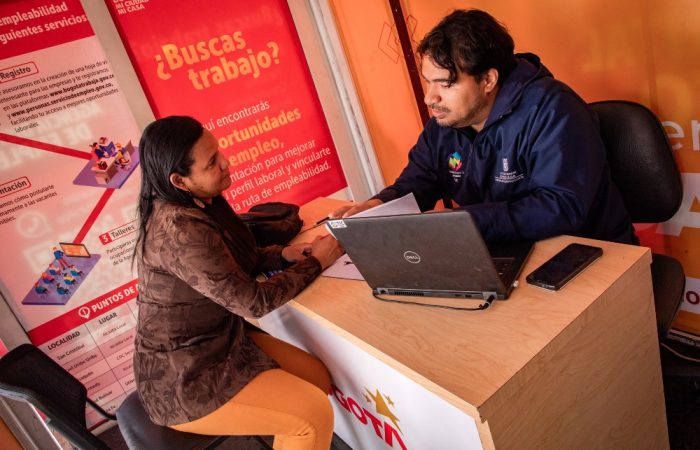 Imagen relacionada con una mujer que recibe orientación en feria de empleo de Bogotá