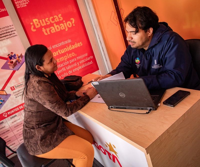 Imagen relacionada con una mujer que recibe orientación en feria de empleo de Bogotá