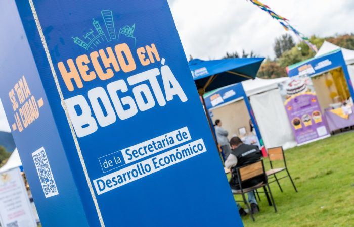Imagen relacionada con el montaje de una feria de Hecho en Bogotá realizada en el parque Simón Bolívar