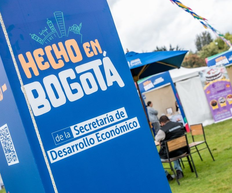 Imagen relacionada con el montaje de una feria de Hecho en Bogotá realizada en el parque Simón Bolívar
