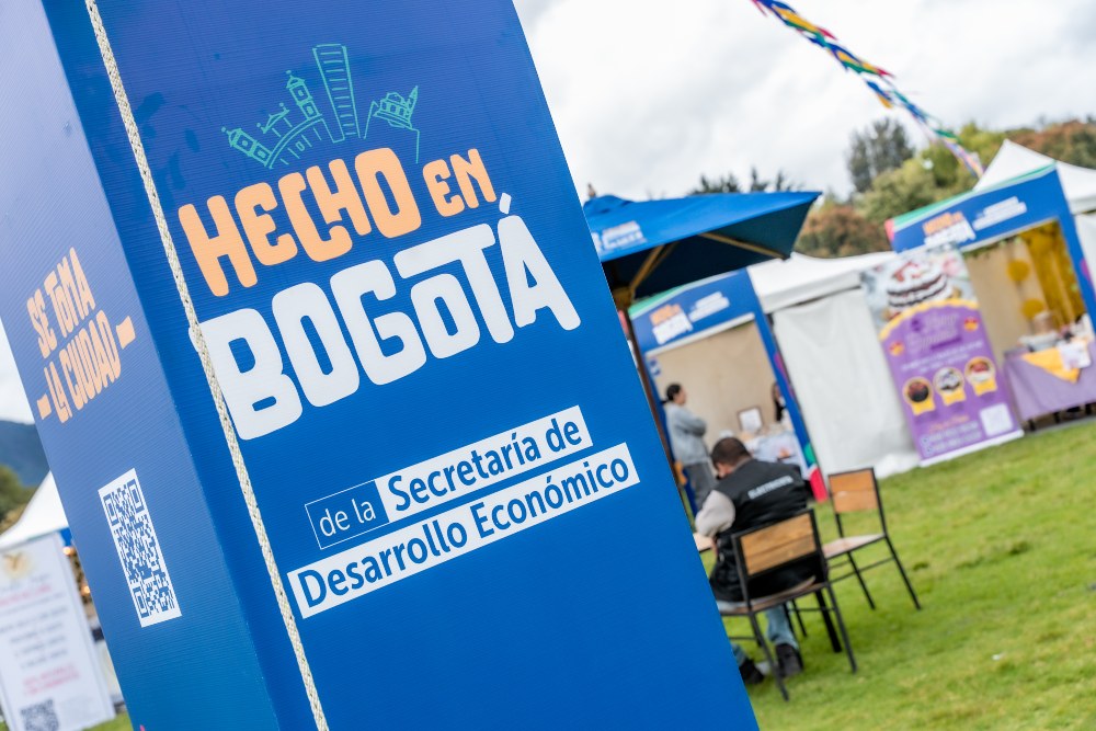Imagen relacionada con el montaje de una feria de Hecho en Bogotá realizada en el parque Simón Bolívar