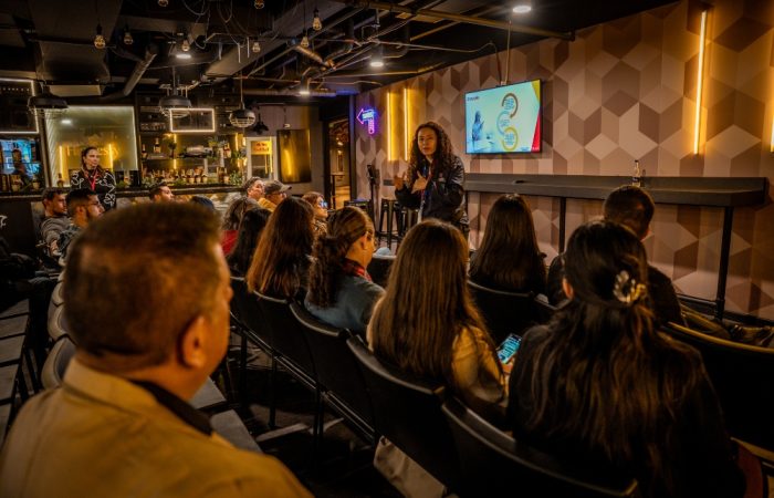 Imagen relacionada con un grupo de personas que recibe formación en un espacio colaborativo