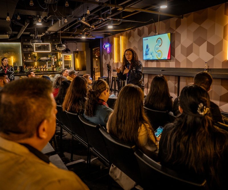 Imagen relacionada con un grupo de personas que recibe formación en un espacio colaborativo