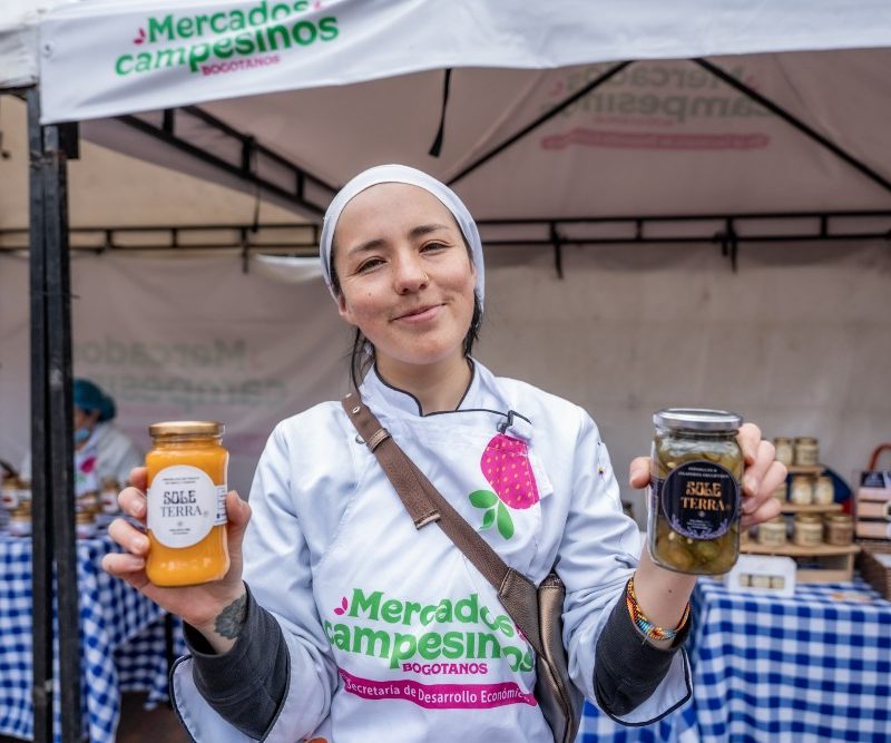 Imagen de una mujer productora en mercado campesino bogotano