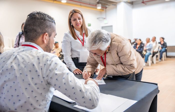 Imagen relacionada con mujer que recibe apoyo en programa Emprendópolis
