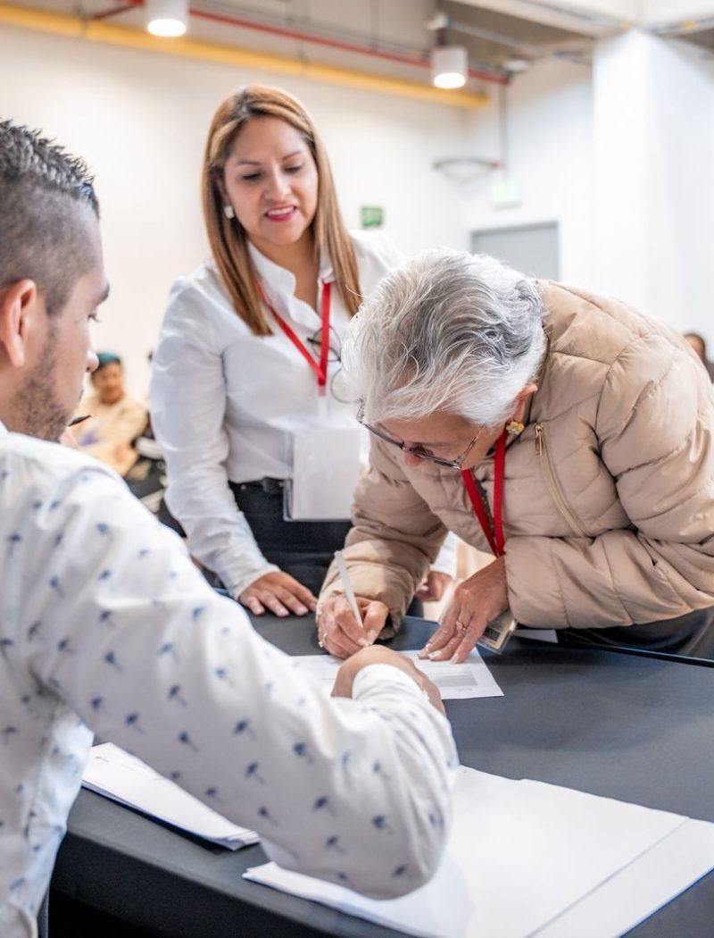 Imagen relacionada con mujer que recibe apoyo en programa Emprendópolis