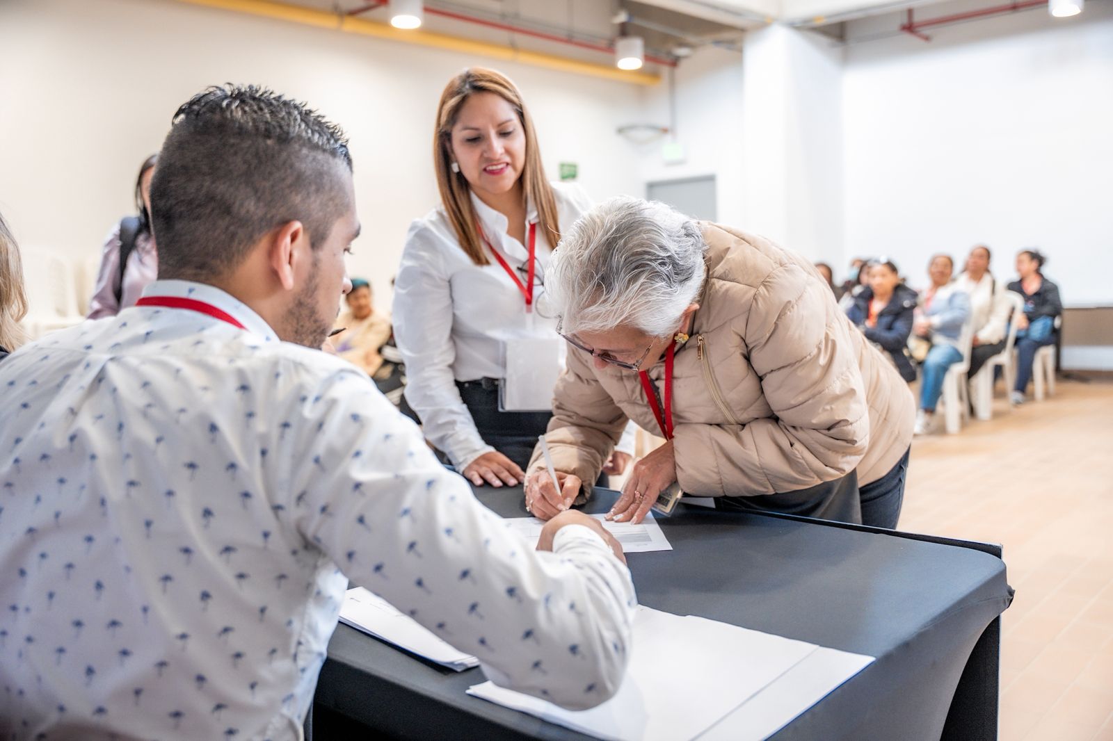 Imagen relacionada con mujer que recibe apoyo en programa Emprendópolis