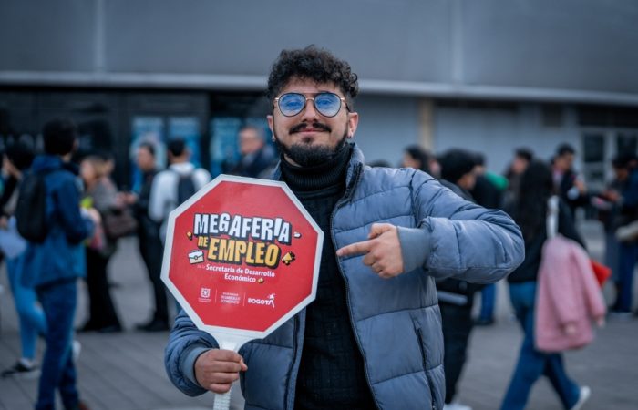 Imagen relacionada con una persona joven en una feria de empleo