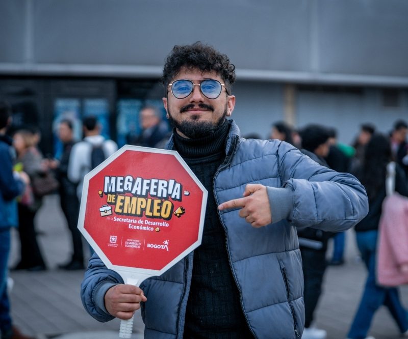 Imagen relacionada con una persona joven en una feria de empleo