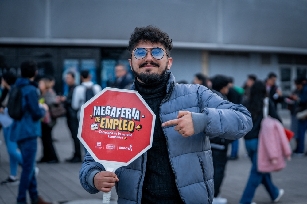 Imagen relacionada con una persona joven en una feria de empleo