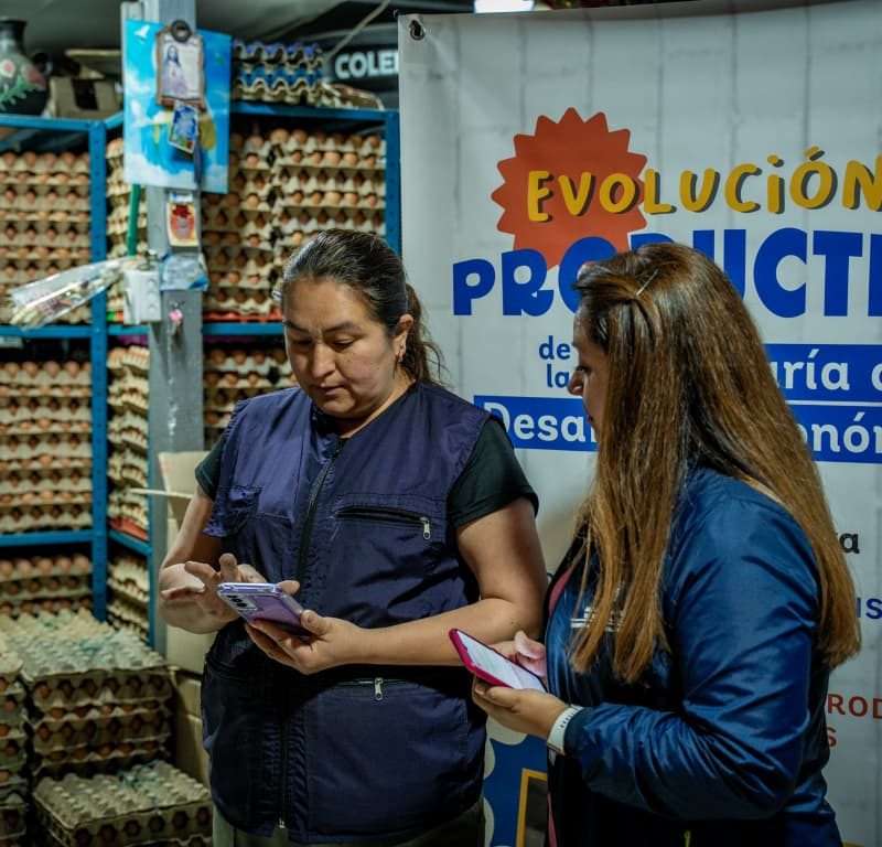 Imagen de una mujer emprendedora en su tienda