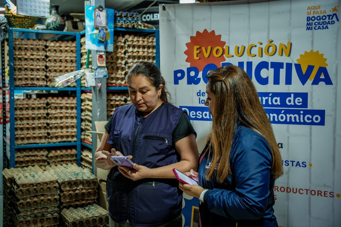Imagen de una mujer emprendedora en su tienda