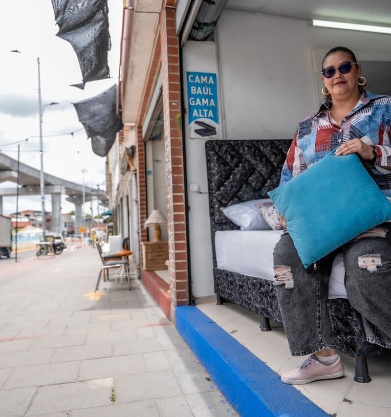 Imagen de un comercio en una zona de obra de infraestructura en Bogotá