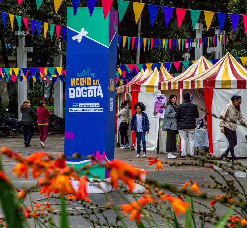 Imagen relacionada con una panorámica de una feria de Hecho en Bogotá