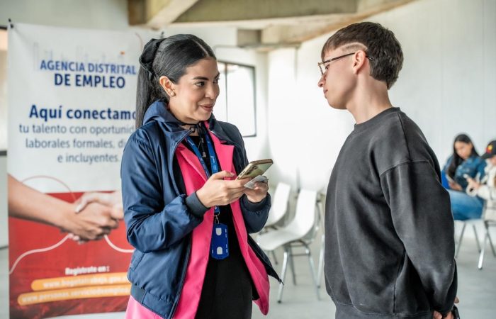 Imagen relacionada con un joven que recibe orientación en una feria de empleo