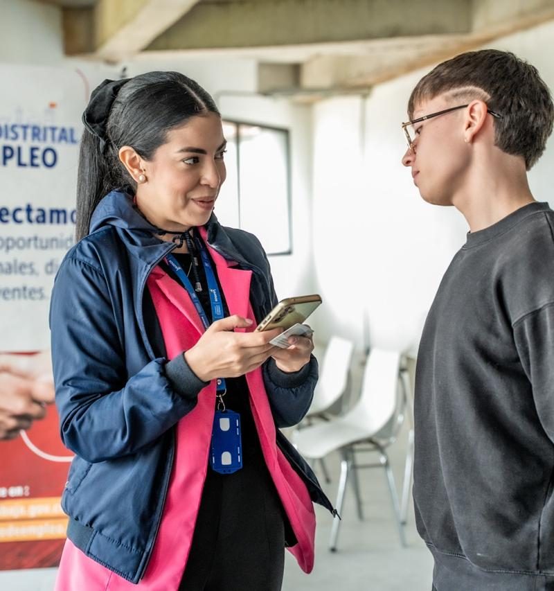 Imagen relacionada con un joven que recibe orientación en una feria de empleo