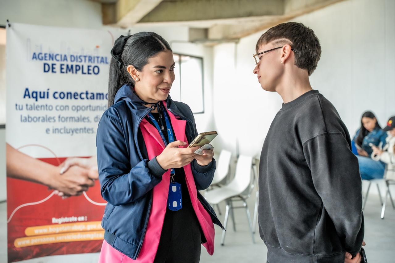 Imagen relacionada con un joven que recibe orientación en una feria de empleo