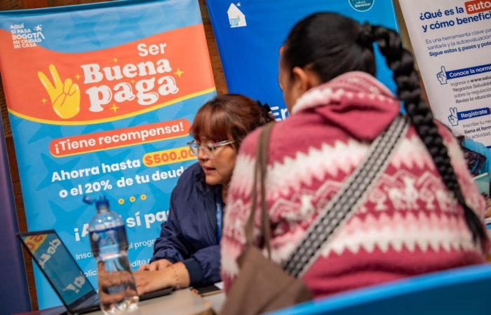 Imagen relacionada con unas personas que reciben asesoría en créditos para empresas bogotanas