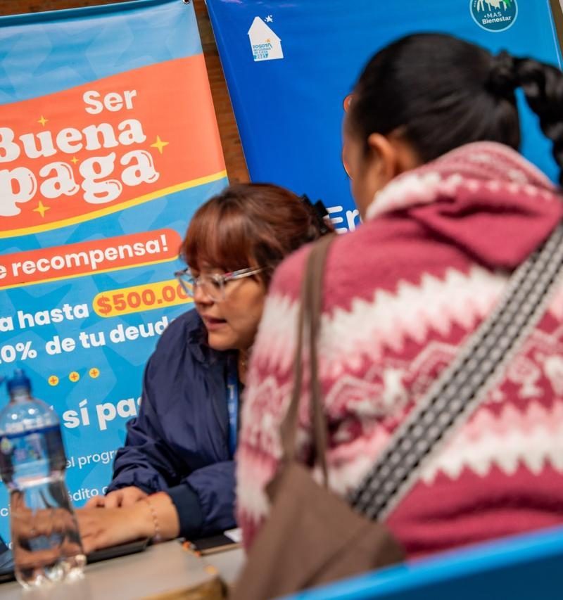 Imagen relacionada con unas personas que reciben asesoría en créditos para empresas bogotanas