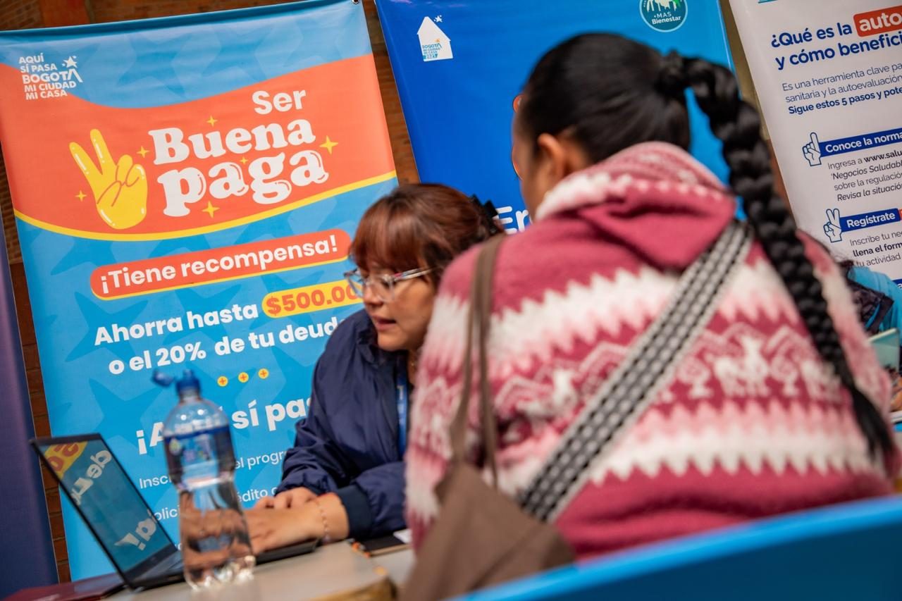 Imagen relacionada con unas personas que reciben asesoría en créditos para empresas bogotanas