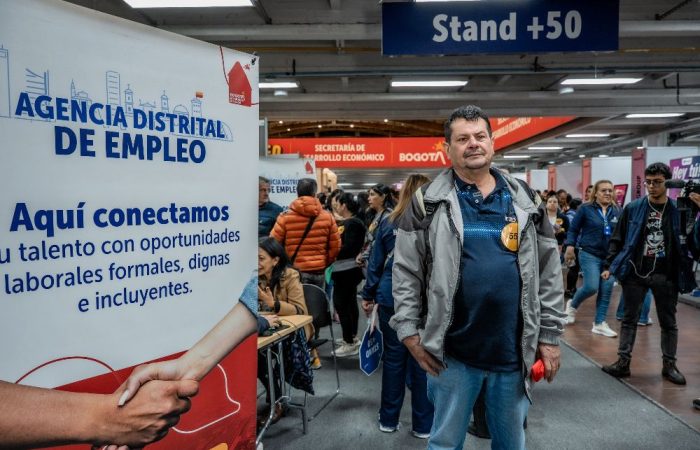 Imagen relacionada con un grupo de personas en una gran feria de empleo en Bogotá