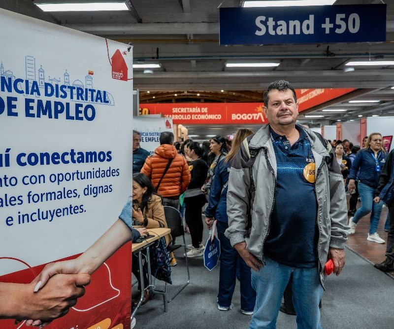 Imagen relacionada con un grupo de personas en una gran feria de empleo en Bogotá