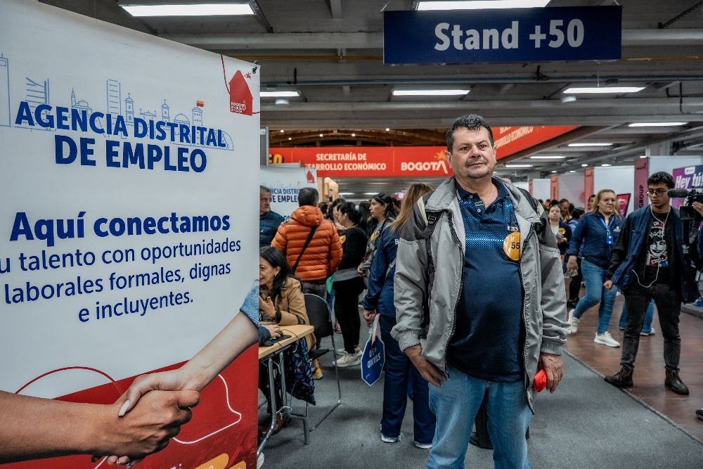 Imagen relacionada con un grupo de personas en una gran feria de empleo en Bogotá