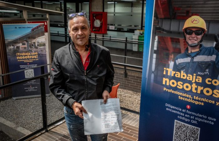 Imagen relacionada con una persona que presenta su hoja de vida en una feria de empleo