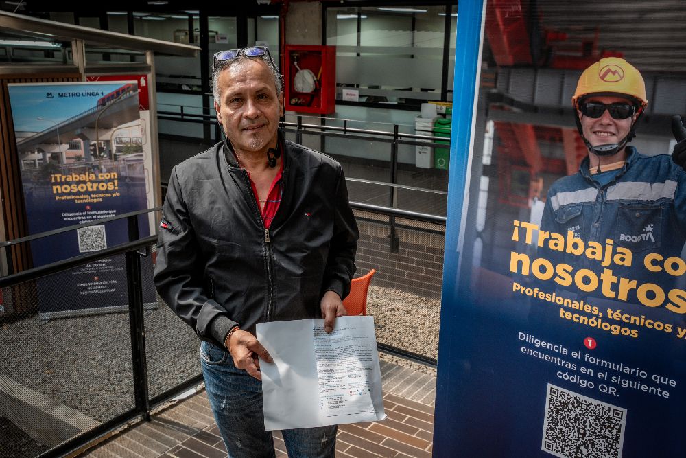 Imagen relacionada con una persona que presenta su hoja de vida en una feria de empleo