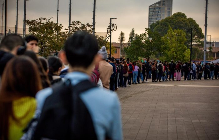 Foto de una fila de personas para inscribirse a una feria de empleo