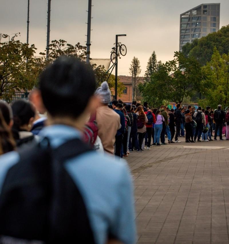 Foto de una fila de personas para inscribirse a una feria de empleo