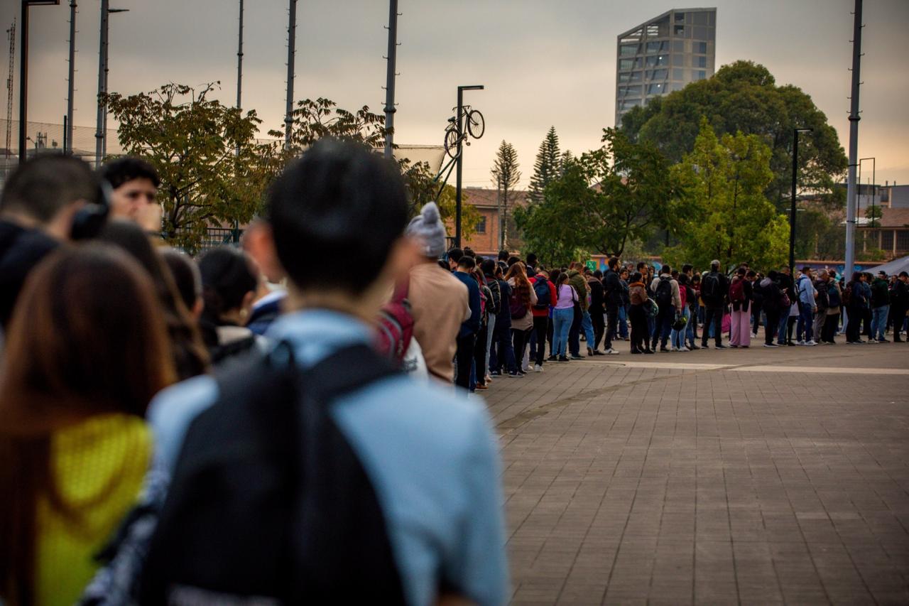 Foto de una fila de personas para inscribirse a una feria de empleo