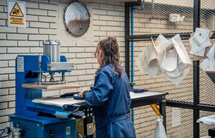 Imagen relacionada con una mujer que realiza labores en una fábrica de textiles