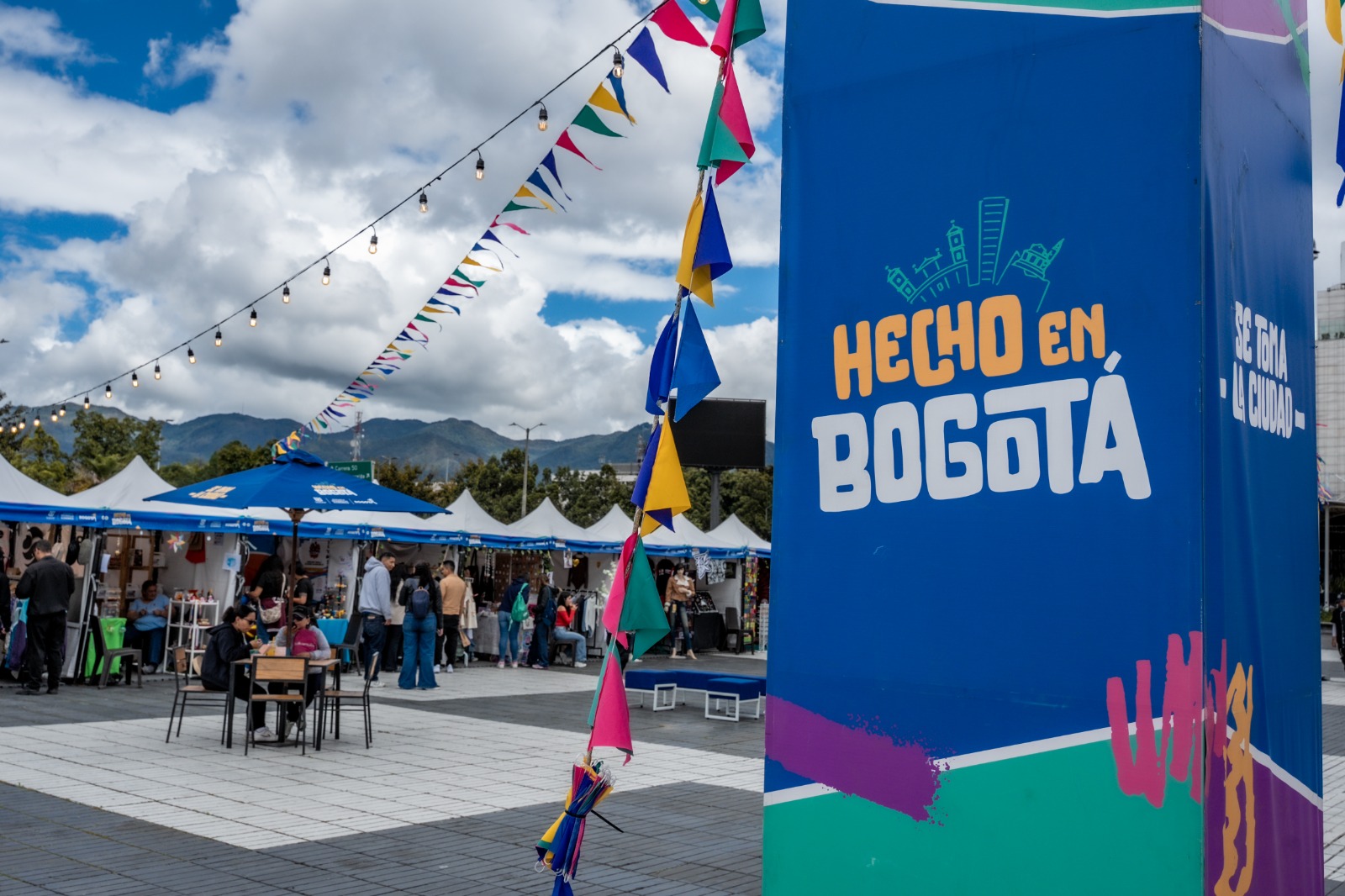 Imagen relacionada con personas que interactúan en una feria de Hecho en Bogotá