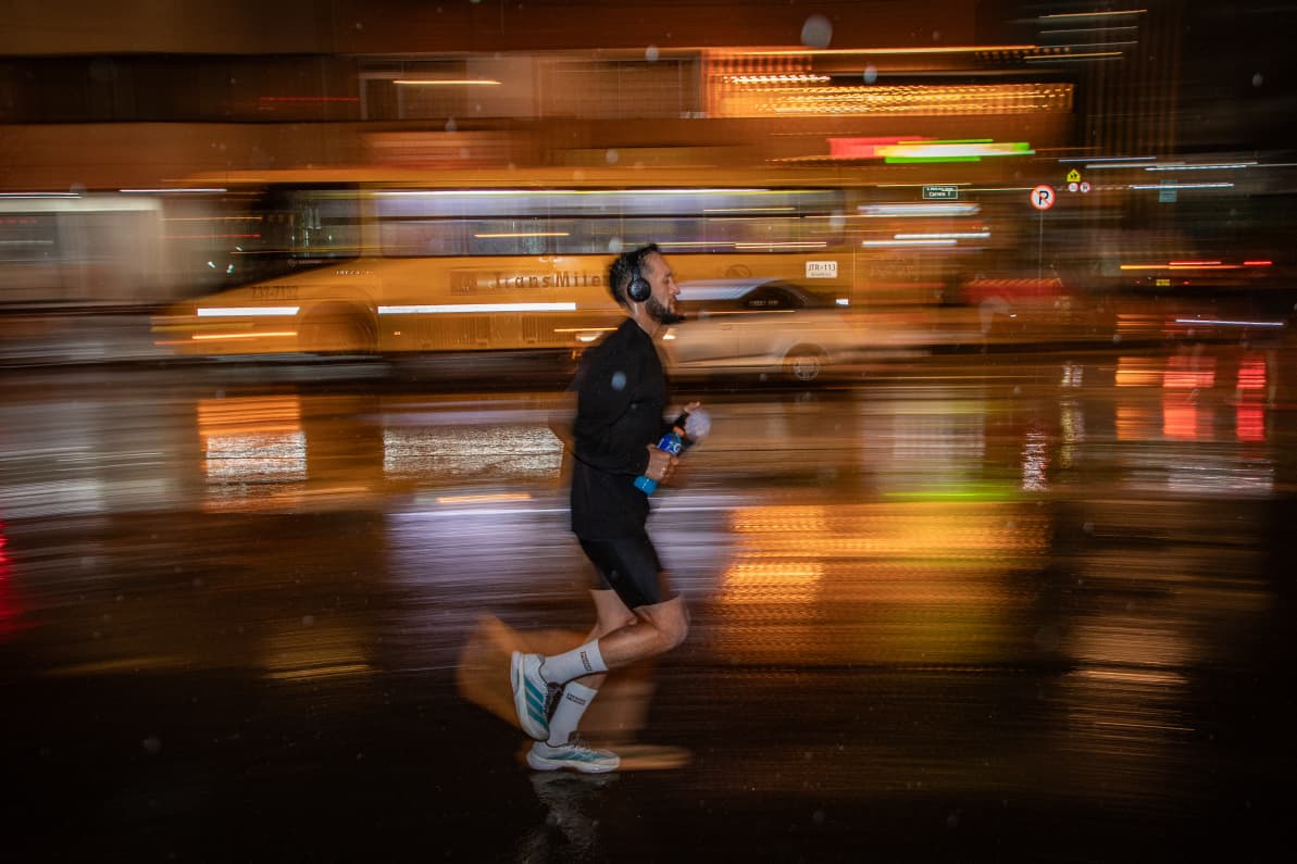 Imagen relacionada con una persona que corre en una avenida