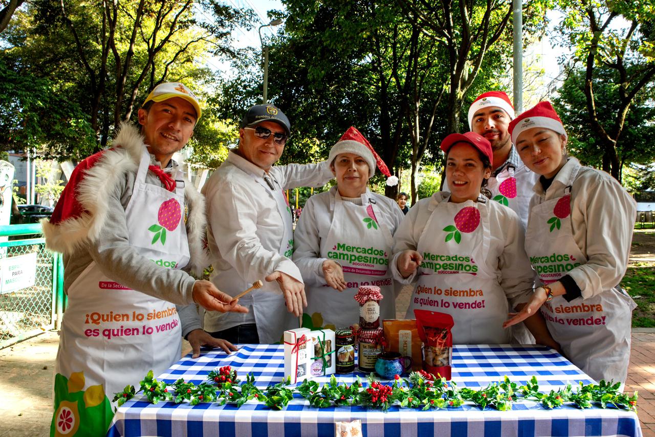 Imagen relacionada con productores campesinos en stand navideño